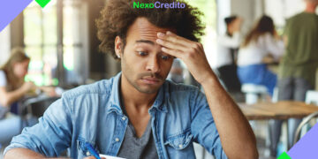 estudante pensando em como lidar com dívidas